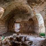 Dalla cappella � possibile muoversi agevolmente verso la parte est del piano terra, in quanto tutte le stanze che scandiscono l�ambiente sono comunicanti. La prima, ben illuminata, ripresenta lo stesso disegno di pavimento, reso quasi invisibile dalle macerie